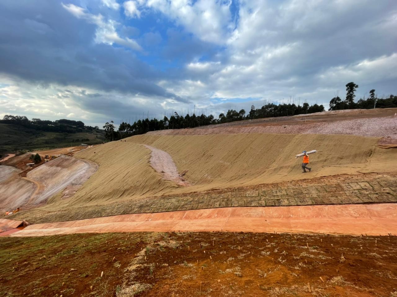 Contenção e manutenção de encostas, taludes, aterros e saia